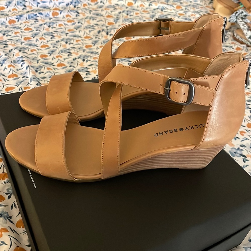 Lucky 🍀 Brand Jenley Caramel Wedge Sandal